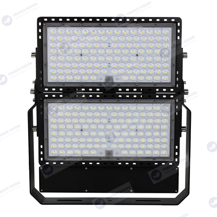 Projecteur LED filaire CCT - Série CITY PLUS ULTRA V2 - Puissance ajustable 300 / 450 / 600 Watts - Jusqu'à 102 000 Lumens - 170 Lumens/Watt - Angle 150*80° - IP66 - IK08 - 52 x 45 x 7 cm - Support ajustable 270° - Câble 50cm - Garantie 5 ans