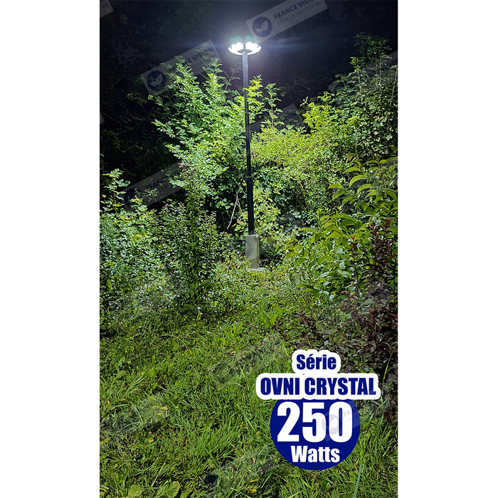 Lampe solaire pour extérieur - Série OVNI CRYSTAL - 250 Watts - 1500 Lumens - Angle 360° - IP65 -  Lampe 55 x 55 x 6 cm - Tube d'insertion 60/76 mm - Panneau polycristallin 36 x 42 cm - Détecteur de mouvement - Capteur crépusculaire - Télécommande - 6000k