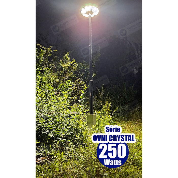 Lampe solaire pour extérieur - Série OVNI CRYSTAL - 250 Watts - 1500 Lumens - Angle 360° - IP65 -  Lampe 55 x 55 x 6 cm - Tube d'insertion 60/76 mm - Panneau polycristallin 36 x 42 cm - Détecteur de mouvement - Capteur crépusculaire - Télécommande - 6000k