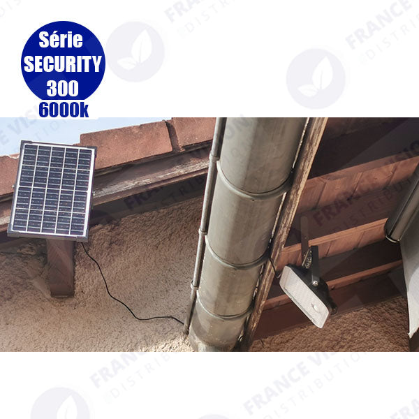 Lot / Carton de 8x Projecteurs LED solaires - Série SECURITY - Rendu lumineux 300 Watts - 4800 lumens - Angle 120° x 60° - IP65 - 3000k - Lampe 20 x 19 x 5 cm - Panneau solaire monocristallin - Détecteur PIR - Télécommande - Garantie 3 ans